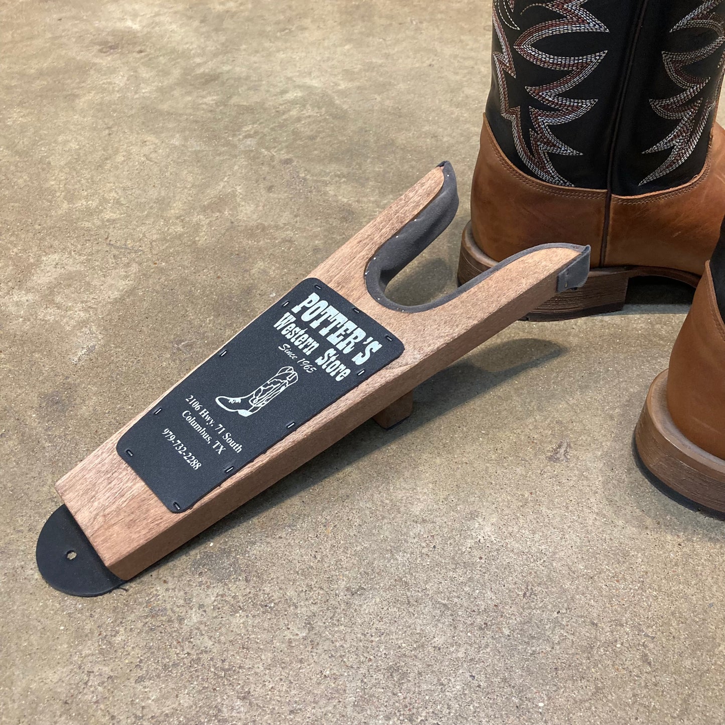 Classic Boot Jack
Potter's logo printed on black leather surface.
Wood, Leather.
12" x 5" x 3"